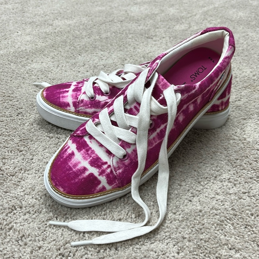 Tom’s women’s sneakers size 9.5 m